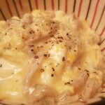緒方 - ⑮素魚(シロウオ)の玉子閉じ丼
      ここで最初の白魚の玉子と食べ比べ
      黒胡椒が振ってありスパイシーな味わい
      玉子閉じだと玉子のコクや旨みが主張するので違いを言葉にするのは難しい