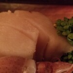 緒方 - ⑨平貝(愛知県知多産)
      産卵期は夏、旬は春
      水深10mの砂泥の海底に尖った方を半分突き刺した状態で生息
      主に貝柱を食べ、紐は硬い上に火入れすると更に硬くなるので殆んど食べない