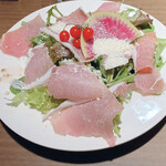 原価ワインとお肉料理 クエント - 切り立て生ハムのサラダ〜木イチゴドレッシング〜
580円