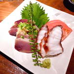 地酒喝采 かも蔵 - 宮城の漁港で揚がった生タコとカツオ（￥970）。タコは何も付けなくても風味抜群！付け合わせの野菜も甘くて美味しい