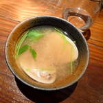 地酒喝采 かも蔵 - 店主自慢のはまぐり汁（￥418）。大振りな千葉のはまぐりを使用、うっすら藤色の殻が美しい！