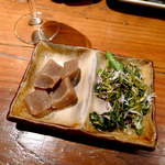 地酒喝采 かも蔵 - 本日のお通し。ピリ辛こんにゃく、がごめ昆布（？）と青菜・じゃこの和え物