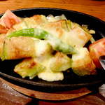 地酒喝采 かも蔵 - 米茄子のチーズ焼き（￥859）。にんにく醤油が酒を誘う一品