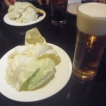 小鳥一代 - ビアーをお通しのキャベツでいただきます