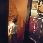 階段を下りちゃいます