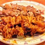 鳥勝 - 手前2本 シロタレ、奥2本 カシラ塩