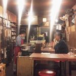 鳥勝 - 良い味が出ている店内