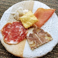 prospero - 生ハムづくし  4種類のうちの白いやつ 豚の背脂のラルド 見た目以上に旨味のある脂で驚くほどさらりとして ローズマリーとニンニクの味付けもいいです