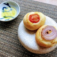 prospero - 自家製パン　リコッタチーズとトマト　赤玉ねぎ  もちもちでおいしいのでおかわりしたかった