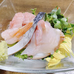 炭火焼居酒屋櫻井 - 地魚のお造り
天然生本マグロ、黒ソイ、地ダコ、甘エビ、生の鯖