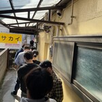 ほっこり中華そば もつけ - 店の横に並びます