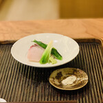 魚菜料理 縄屋 - 3. 造り1：鰆と鯛、カンゾウ（萱草）、ジンバ（神葉：ホンダワラ）塩