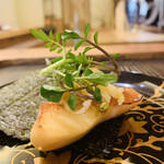 魚菜料理 縄屋 - 4. 鉢肴1：マナガツオの幽庵味噌焼き+タネツケバナとキャベツの塩漬の海苔巻き