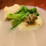 魚菜料理 縄屋 - 6. 椀：蟹の蕎麦粉揚げ、フキノトウ餅、菜花、黒豆の自家製白味噌仕立て