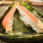 魚菜料理 縄屋 - 8. 鉢肴3：蟹脚ミデアムレア焼き、薫香仕上げ