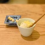 魚菜料理 縄屋 - 14.甘味：クロモジアイス+焼芋ソース掛け、餅花あられ