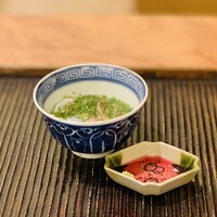 魚菜料理 縄屋 - 2. 先付：甘鯛と天然セリのシャブシャブ仕立て、煎り酒（梅干し入り日本酒煮）