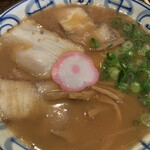 Marutaya - 色は濃いですがあっさりとした豚骨スープ
