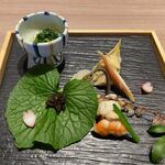 鮨・日本料理 暦 - 先ずは前菜、菜の花のお浸しや蕗の薹の佃煮等、二十四節気の旬の食材を使った前菜です。