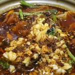 中華料理 翡翠園 - 麻辣湯。中国本国の人に愛される、鍋のような激辛の一品。揚げ豆腐と麺を激辛のスープでいただきます。定番化は不明の試作品です。これは、香辛料マシマシの、本来の姿なのだそうで。猛烈な味わい。辛くて激ウマ!!