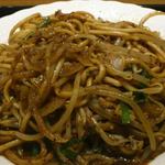 中華料理 翡翠園 - ランチメニューの四川焼きそば。スパイシー感満点、汗の噴き出るうまさ。辛いものが苦手な人には無理かも。