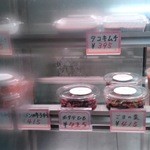 喜夢知家 - ショーウインドーに並ぶ韓国のお総菜です
