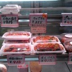 喜夢知家 - ショーウインドーに並ぶ韓国のお総菜です