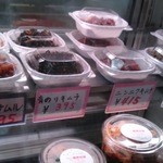 喜夢知家 - ショーウインドーに並ぶ韓国お総菜です