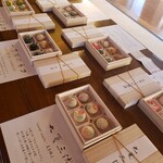 御菓子司 福来雀 あずき宿 - 練り切り＋桐の箱900円で素敵なギフトになりますね❗