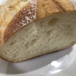 ポーズパン - ＬＡＴＴＥ(ラッテ)  ・・・　1/2　：　216円（税込）牛乳、バター、卵を使った、やわらかい食感のパン 