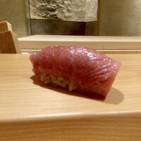 江戸前鮓 すし通 - 山口県仙崎のマグロ中トロ　赤酢
                    私が、「この中トロ、とろけますね！」そうつぶやくとご主人笑顔で、「トロだからね」さりげなく面白い。
                    美味しい中トロには、強烈な筋が付き物です。