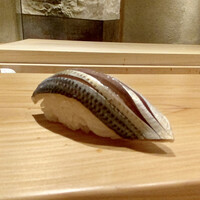 江戸前鮓 すし通 - 江戸前のコハダ　白酢
                    しっかりと締めていますが、後半には甘みが出てきて、その味の余韻がとてもすっきりしています。
                    コハダらしいちょっとした苦味も感じられます。