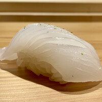 江戸前鮓 すし通 - 江戸前のアオリイカ　白酢
                    少し寝かせてねっとりとした食感と甘みがとても良いでやはり包丁を入れることで舌に旨味が感じ易くなっています。