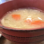 Sapporo Gyouza Seizou Sho - お味噌汁には野菜がたっぷり。