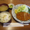 とん次 - 料理写真:中ロースカツ定食。なかなかハンサムです。