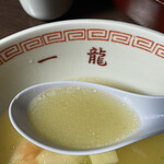 中国料理一龍 - 黄金のスープです。塩分濃いので飲み過ぎ注意。