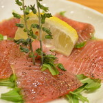 金枪鱼的意式生拌肉片搭配伊豆自然盐和橄榄油