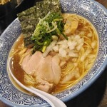 麺屋 銀星 海美風 - あっさり煮干し中華そば780円(税込)
            あっさりってついてるけど薄味ではなく、煮干しの旨味をダイレクトに感じられ、エグミもなくとっても美味しかったです♪
            細麺もマッチしていて完成度の高い一杯でした。