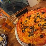 REVO BREWING - アンチョビとオリーブのピザ