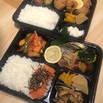 いな穂 - 料理写真:上　肉ランチ弁当　下　まんぞく弁当