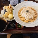 圧力釜もっちりうどん 福桝屋 - ざるうどん(550円)+鶏天･半熟卵天あり(ランチタイムセット価格620円)