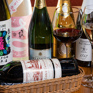 お料理に合うワインや日本酒を取り揃えております。