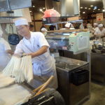 Marugame Seimen - 製麺仕立てのうどんを釜へ