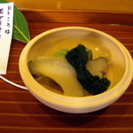 千松しま - 鮑の酒蒸しに生松藻を添えて