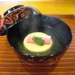 千松しま - 玉子豆腐と蓴菜の椀。紅白の寄せ物と木の芽を添えて…