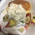 幸せのパンケーキ - 上のクリーム色がマヌカハニーホイップバター