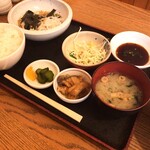 まかない屋 - ごまサバと水カレイの唐揚げの定食　¥1100