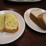 パスタの店 山猫軒 - ガーリックトーストと全粒粉のトーストです☆　