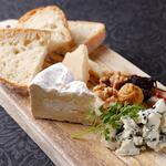 WHISKY BOTTLE BAR DEN SANNOMIYA - チーズ3種盛り合わせ