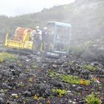 五合園レストハウス - 霧の中を降りてきたトイレ作業車両